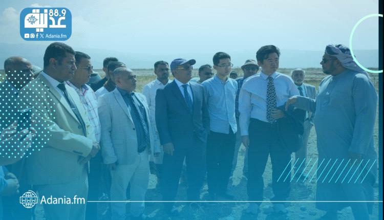 محافظ سقطرى ومعه نائب وزير الصناعة والتجارة والقائم بأعمال السفير الصيني يزورون موقع ميناء قرمة