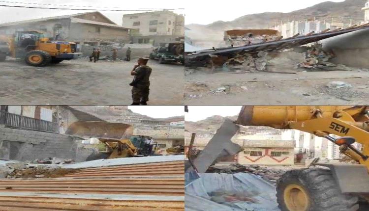 بتوجيهات المأمور  .. وحدة حماية الأراضي توفر الحماية لعوائق مديرية التواهي لإزالة بناء عشوائي
