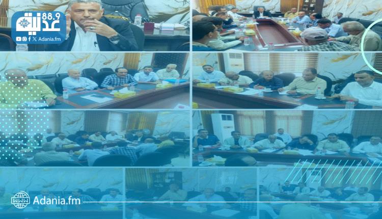نائب محافظ عدن  يترأس اجتماعا لمناقشة معالجة مشاكل الصرف الصحي بمديرية خور مكسر