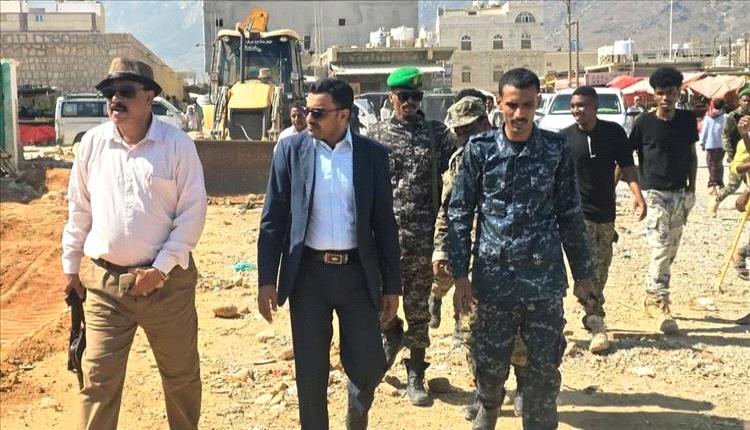 حملة ميدانية في سقطرى لإزالة أسواق الأسماك العشوائية وتنظيم البيع