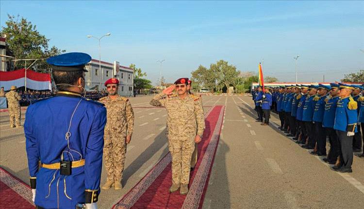 وزير الدفاع يطلع على مستوى التأهيل والتدريب في كلية الطيران والدفاع الجوي بمأرب