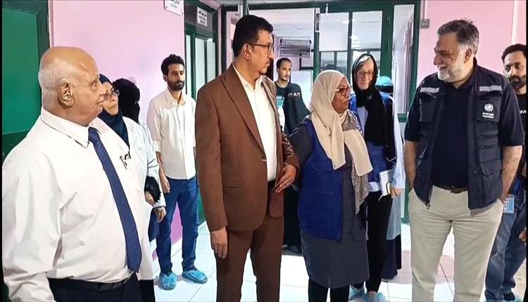 وفد من الصحة ومنظمة الصحة العالمية يطلع على مستوى الخدمات بمستشفى الصداقة بعدن