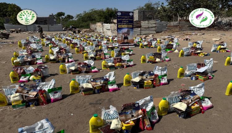 توزيع سلال غذائية على الأسر المحتاجة في مناطق الكود بأبين ضمن حملة إنسانية مشتركة
