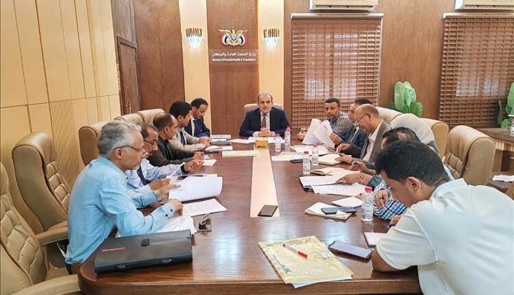 وزير الصحة يترأس اجتماعا لتطوير التعليم الصحي في عدن وتعزيز كفاءة المعاهد