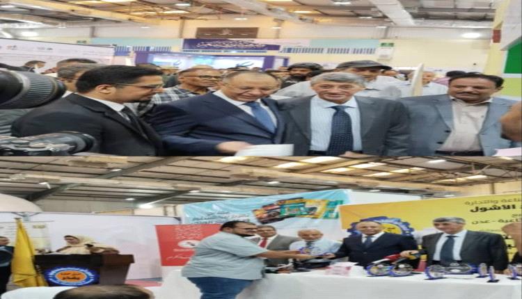 وزير الصناعة يطلع على منتجات المعرض الوطني ويكرم المشاركين والرعاة