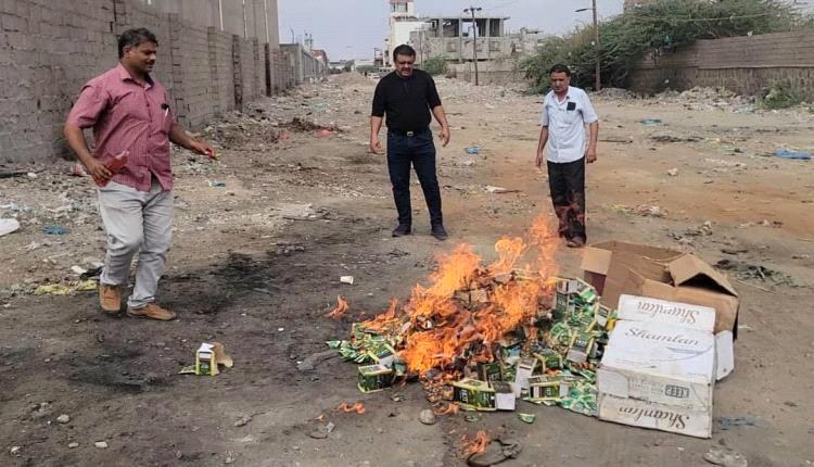 إتلاف أكثر من 200 باكت من “شمة الحوت” المحظورة في المنصورة بعدن
