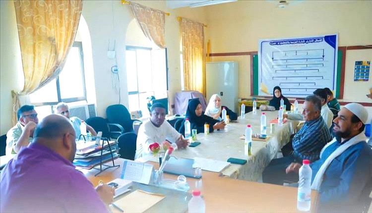 مدير تربية صيرة يبحث مع مؤسسة الهجرة تحسين العملية التعليمية