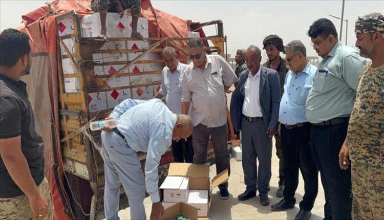 لجنة وزارية تعاين شحنة مبيدات مهربة بمحافظة لحج وتباشر إجراءات الفحص