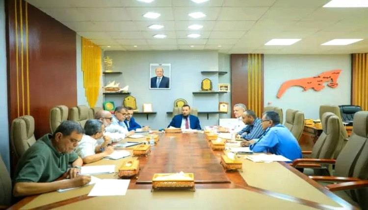 عدن تطلق المرحلة الأولى من مشروع تأهيل الشوارع في أربع مديريات رئيسية
