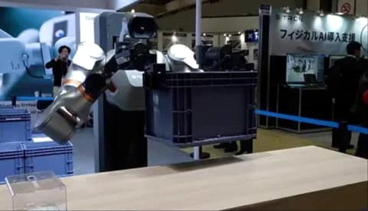 طوكيو تحتضن أول معرض للروبوتات الشبيهة بالبشر وسط رهانات على “الذكاء الصناعي المادي”

