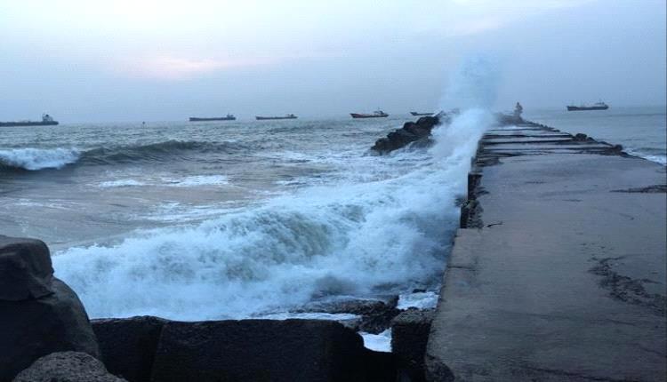 ارتفاع الأمواج يهدد السواحل.. ونداء عاجل بوقف السباحة