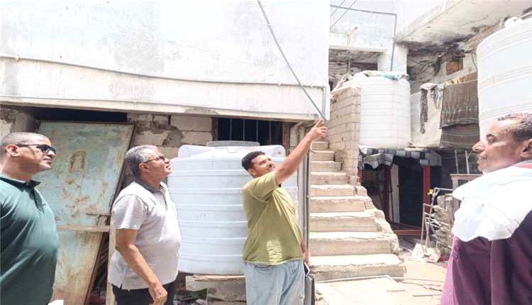 مدير عام المعلا يتفقد حي الكهرباء ويوجه بسرعة معالجة طفح الصرف الصحي
