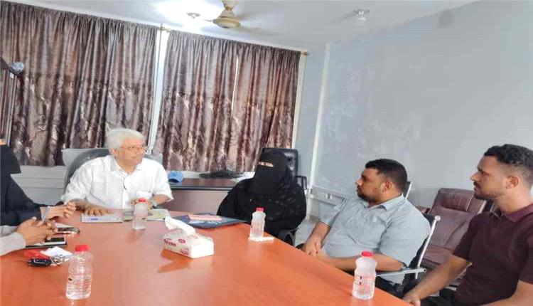 مكتب السياحة بعدن ومؤسسة مظلة يبحثان سبل تطوير كورنيش ساحل أبين

