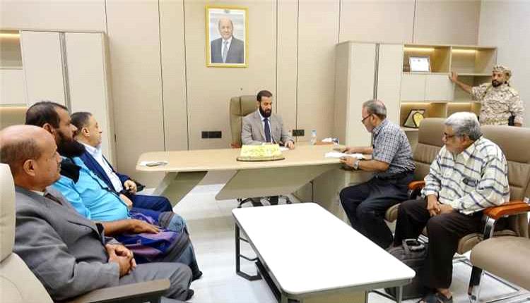 محافظ أبين يشدد على تطوير القطاع الصحي وتحسين النظافة والارتقاء بخدمات الاتصالات
