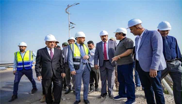 محافظ عدن ووزير الأشغال يدشنان صيانة جسر البريقة ويتفقدان مشروع كورنيش كود النمر