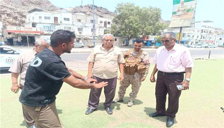 مدير عام المعلا يتفقد أعمال صيانة ممشى المسطح بمنطقة الدكة
