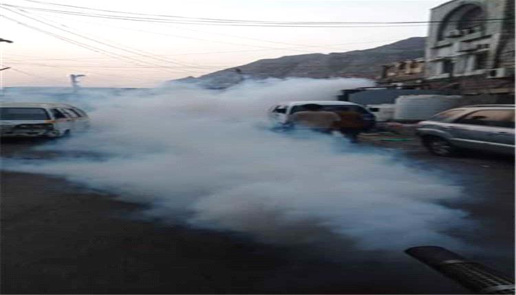 حملة رش ضبابي تستهدف عددًا من أحياء المعلا لمكافحة البعوض