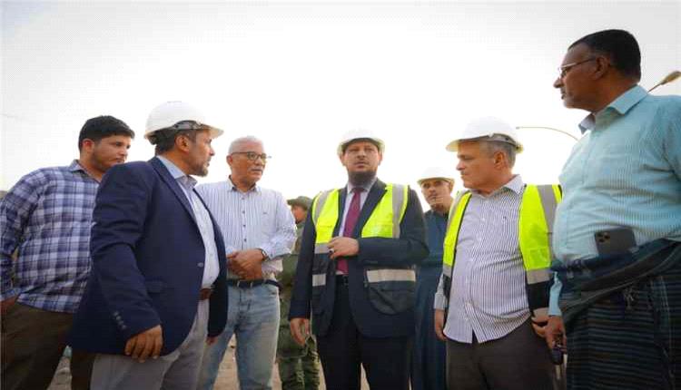 محافظ عدن يدشن مشروع تأهيل وسفلتة طريق البريقة – بئر أحمد