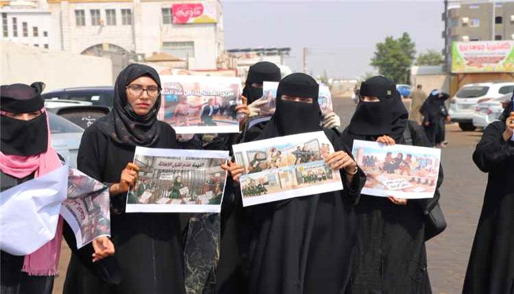 محامو عدن ينظمون وقفة احتجاجية للمطالبة باحترام مهنتهم ووقف إجراءات التفتيش والعرقلة