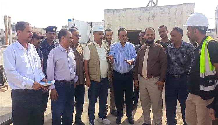 تدشين مشروع طاقة شمسية لتأمين الكهرباء في مستشفى 22 مايو الجراحي بعدن