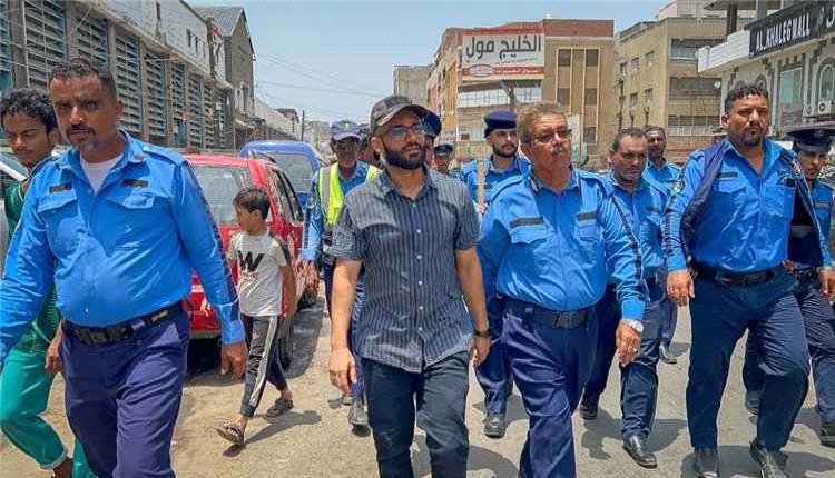 حملات ميدانية بصيرة لإزالة معوقات الحركة المرورية وضبط المخالفين