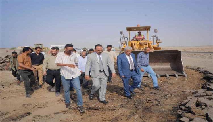 وزير الأشغال يدشن إعادة إنشاء جسر وادي بناء وصيانة طريق دوفس في أبين