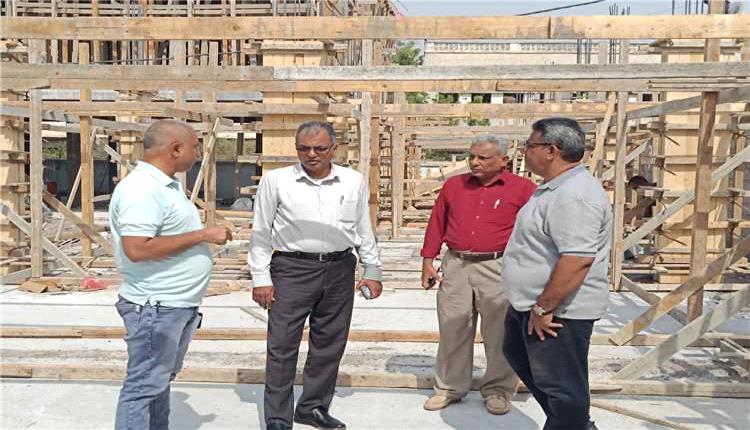 مدير المعلا يتابع أعمال تأهيل وتجهيز مبنى السلطة المحلية