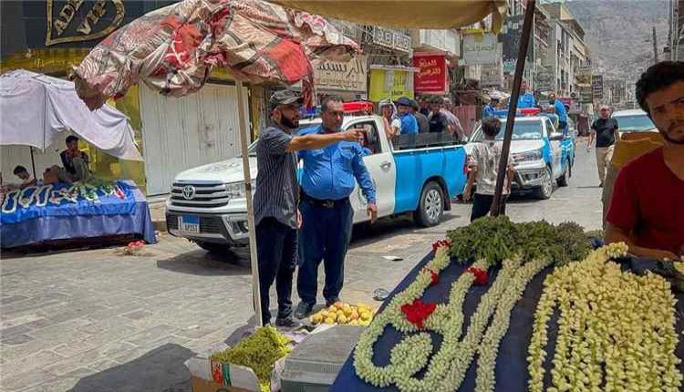مدير صيرة ونائب شرطة السير يتابعان إزالة المخالفات المعيقة لحركة المرور
