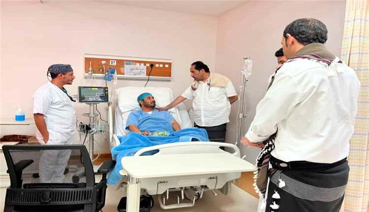 وزير الشباب والرياضة يطمئن على صحة سعد العمري عقب عملية جراحية