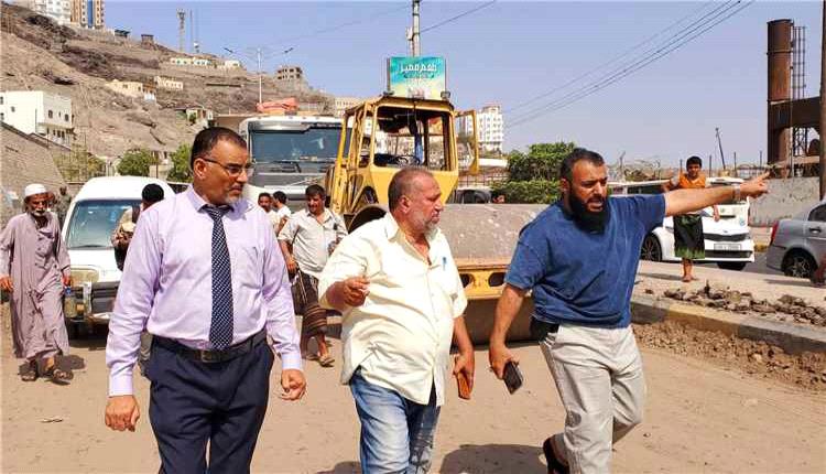 مدير التواهي يوجه بإعادة تفعيل شبكة تصريف مياه الأمطار القديمة بشارع حجيف
