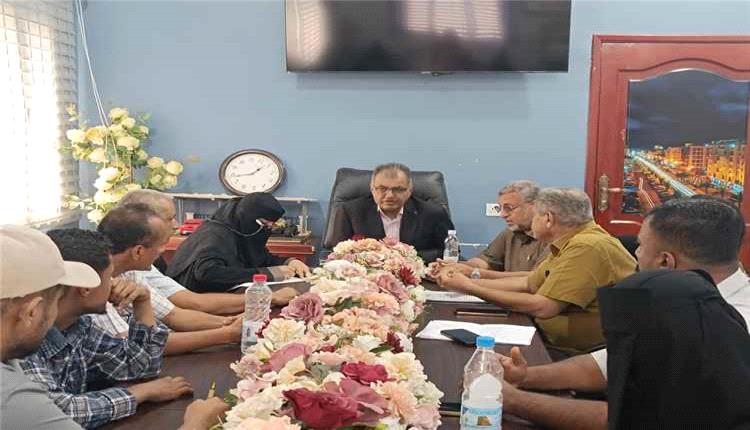 القلعة يبحث مع الأشغال في المعلا أولويات العمل ويشدد على تجهيز المدارس
