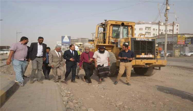 وزير الأشغال يدشن مشروع إعادة تأهيل شارع كورنيش المحافظ في عدن