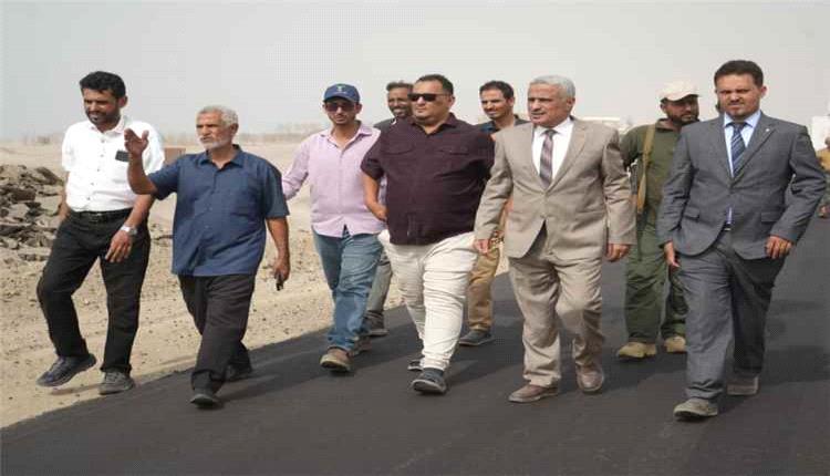 بدء أعمال الأسفلت في خط دوفس بمحافظة أبين