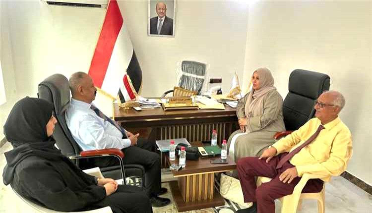 وزير النقل يبحث تعزيز مشاركة المرأة في قطاعات النقل بعدن