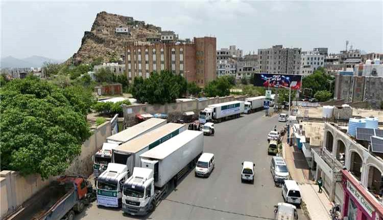 وصول 6 شاحنات إغاثية محملة بـ2200 سلة غذائية إلى تعز