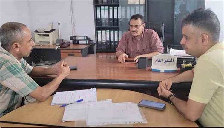 مدير عام البريقة يبحث مع الكهرباء إجراءات لتحسين الشبكة واستقرار التيار