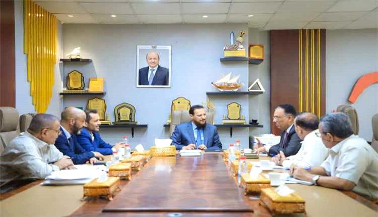 محافظ عدن يبحث مع رئيس مصلحة الجمارك تعزيز التعاون وتسهيل حركة التجارة