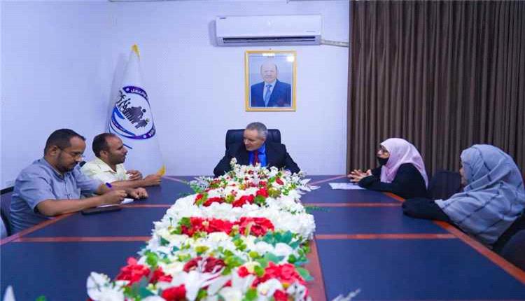 اليافعي يبحث أوضاع مركز النور للمكفوفين ويعلن اعتماد 63 وظيفة
