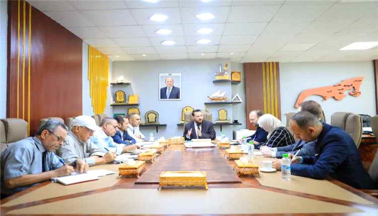 محافظ عدن يناقش مع مسؤول أممي سبل دعم الاستقرار الاقتصادي وتحسين بيئة الاستثمار