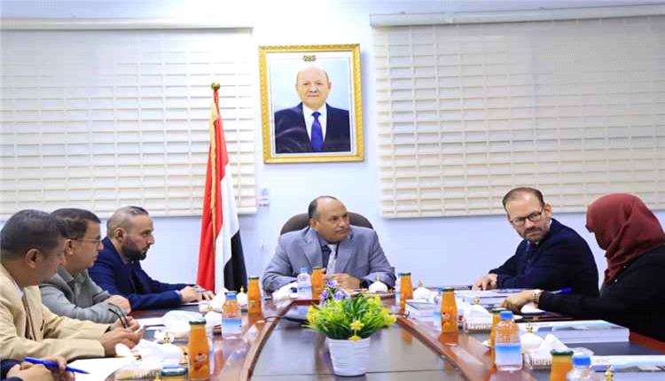 نائب وزير الصناعة يبحث مع المستشار الاقتصادي للمبعوث الأممي دعم التعافي الاقتصادي