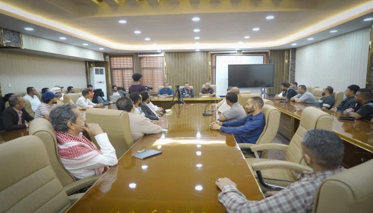 محافظ عدن يلتقي الإعلاميين والناشطين ويشدّد على الأمن والاستقرار وتحقيق التطلعات المؤسسية للمواطنين