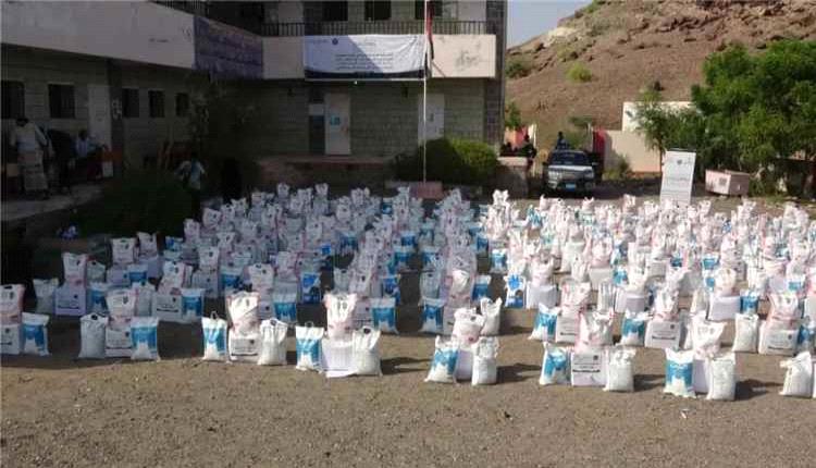 تدشين مشروع إغاثي لتوزيع سلال غذائية على الأسر النازحة والمحتاجة في مديرية موزع بتعز