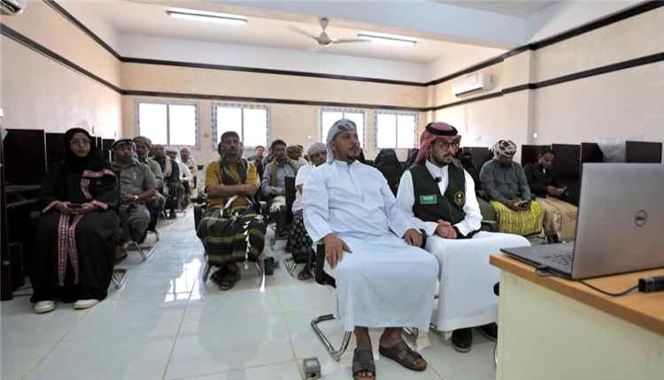 محافظ سقطرى يدشن مشروع التمكين الرقمي للمعلمين
