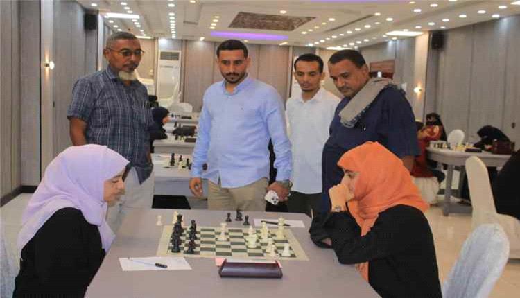 مدير شباب لحج يشيد ببطلات الجمهورية للشطرنج خلال زيارتهن في عدن