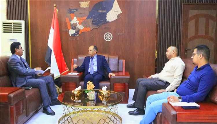 وزير الصناعة والتجارة يناقش مع أمين عام مجلس الوزراء سبل تعزيز الاستثمار وتحفيز النمو الاقتصادي