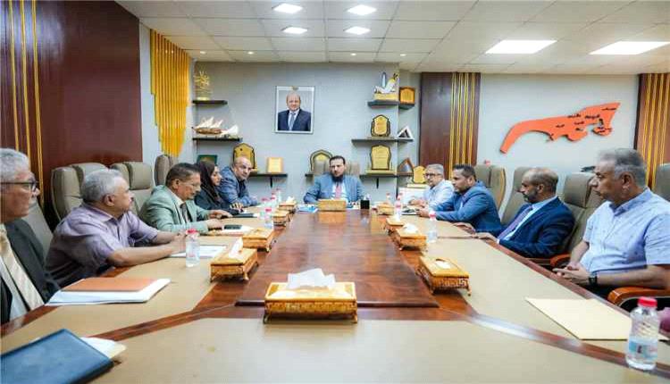 محافظ عدن يؤكد على التكامل بين القيادات الجديدة والسابقة لخدمة المواطنين
