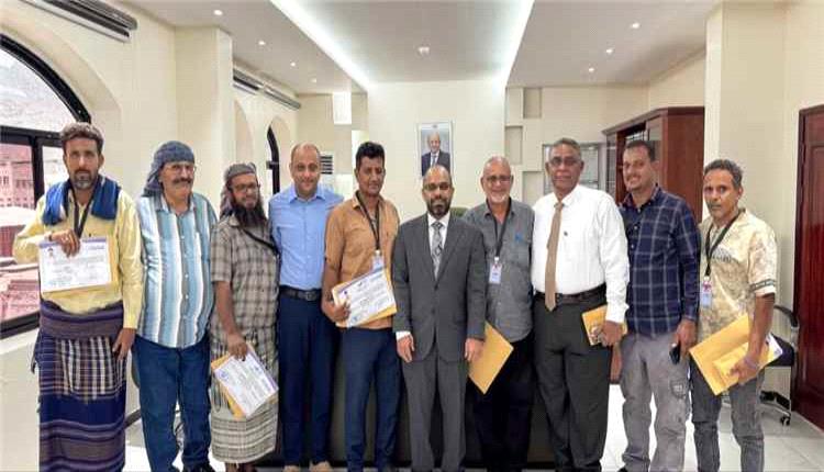 وزير الاتصالات يكرم الفريق الفني لإعادة خدمة الهاتف الأرضي في المنصورة