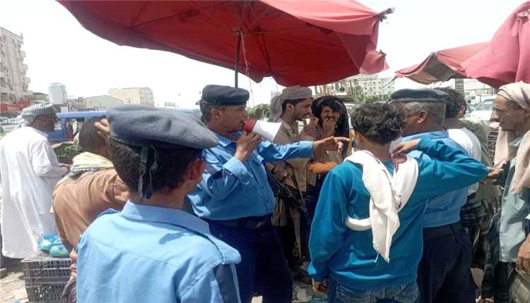 شرطة السير بلحج تنفذ حملة لإزالة التعديات وتوسعة الطرق