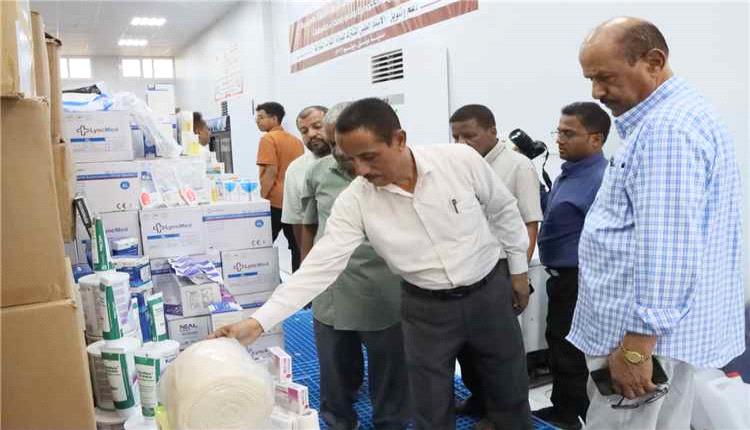 تدشين توزيع شحنة أدوية ومستلزمات طبية لمستشفيات حضرموت الوادي والصحراء