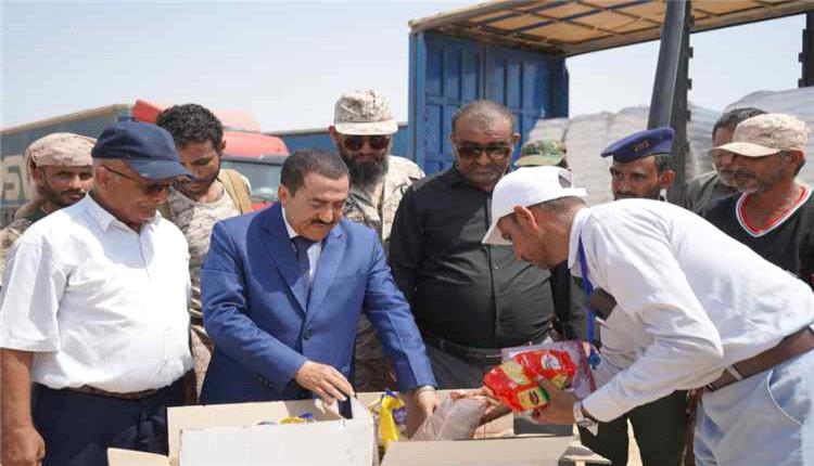 محافظ حجة يدشن القافلة الغذائية السعودية الثانية للمناطق المحررة